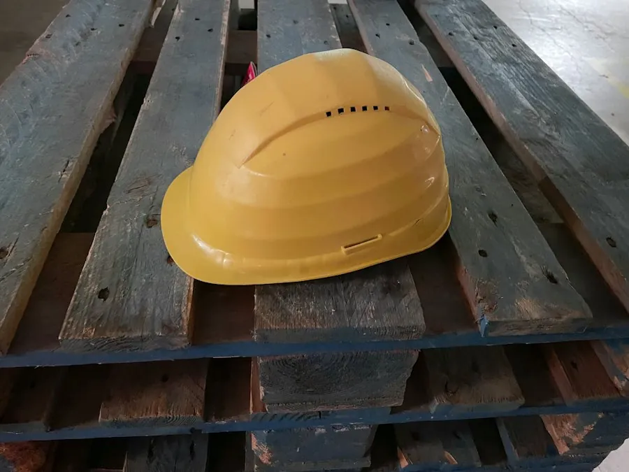 Casco de obra sobre un pallet